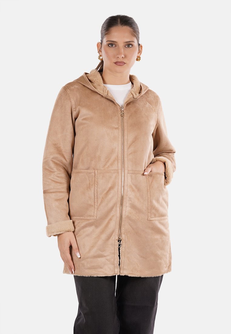 Giacca con cappuccio beige realizzata in tessuto morbido, con zip frontale, due tasche e rivestimento morbido lungo il cappuccio e i polsini.