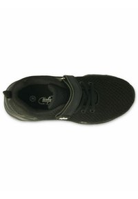 Czarny but sportowy z siateczkową cholewką, wyściełanym kołnierzem, regulowanym paskiem i kontrastującą podeszwą o gładkim wykończeniu.