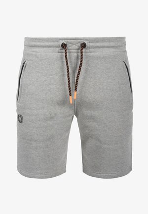 Szürke sportshort, amely texturált anyagból készült; két oldalsó zsebe van, gumis derékkal és fekete-narancs összehúzó díszítéssel.