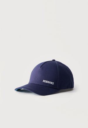 Mørkeblå baseballkasket med buet skygge og hvidt broderet "MISSONI"-logo foran mod en ensfarvet baggrund.