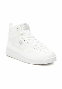 Zapatillas altas blancas con puntera perforada. Paneles de cuero texturizado y malla. Cordones planos y suela de goma con agarre estampado.
