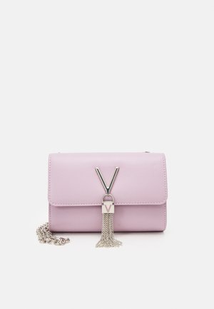 Pochette en cuir lilas avec fermoir argenté en forme de V et pampille en chaîne, accompagnée d'une bandoulière chaîne argentée, sur fond uni.