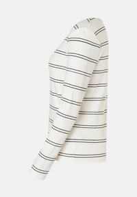 Weißes Langarmhemd mit horizontalen schwarzen Streifen, gerippter Textur, Rundhalsausschnitt und lockerer Passform. Die Seitenansicht zeigt die Schulter- und Ärmellänge.