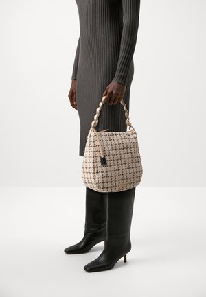 Gewebte Eimer-Handtasche mit einem Hahnentrittmuster in Beige und Braun, ausgestattet mit einem geflochtenen Griff und einem schwarzen Quastendetail.
