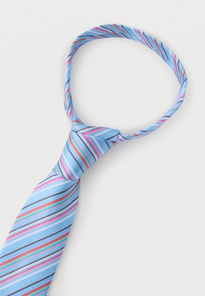 Cravate bleu clair avec un nœud préfait, présentant des rayures diagonales en rose, marine, blanc et orange sur un fond clair uni.