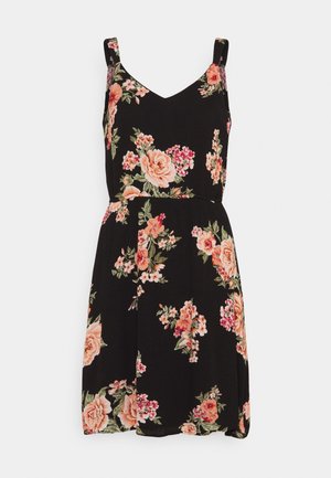 Schwarzes Blumenkleid mit Spaghetti-Trägern, das pinke und orange Rosen, grüne Blätter, eine figurbetonte Taille und einen fließenden Rock aufweist.