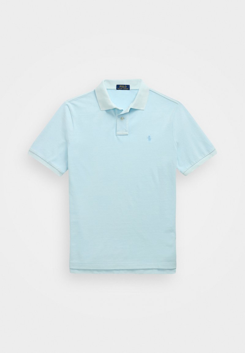 Šviesiai mėlynas polo marškinėliai, pagaminti iš švelnaus medvilnės. Turi klasikinį apykaklę, dviem mygtukais užsegamą plokštelę ir mažą išsiuvinėtą logotipą ant krūtinės.