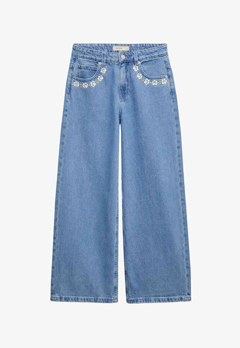 Vaqueros de pierna ancha en azul claro con cintura alta, botón frontal y bordado floral blanco a lo largo de los bolsillos delanteros.