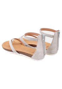 Grijze suède sandalen met rhinestone banden en een gevoerde zool. Voorzien van een achterrits voor gemakkelijk dragen en een getextureerde buitenzool voor grip.