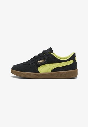 Sneaker en daim noir avec des accents jaunes, design à lacets, semelle en gomme texturée et branding "PUMA PALERMO" sur le côté.