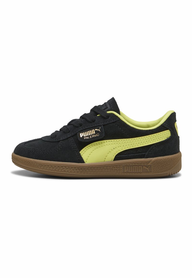 Zwarte suede sneakers met gele accenten, vetersluiting, textuur van gumzool en "PUMA PALERMO" branding aan de zijkant.