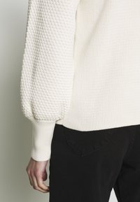 IVY OAK Sweter