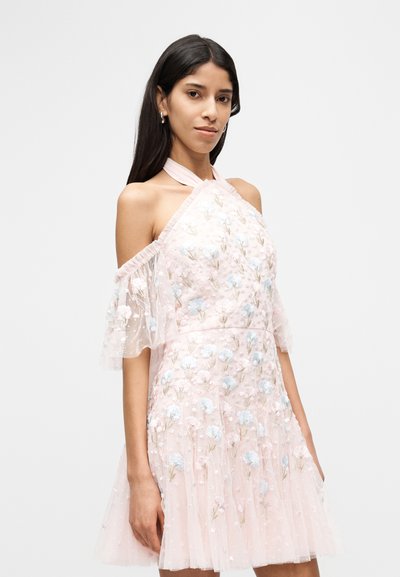 Ανοιχτό ροζ φόρεμα από τούλι με κεντήματα λουλουδιών σε μπλε και άσπρο, μανίκια έξω από τους ώμους και εφαρμοστό μπούστο που καταλήγει σε φουσκωτή φούστα.