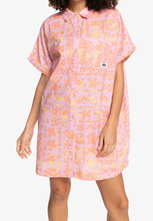 Kortærmet sk button-up kjole i lyserød med gule og orange blomster- og geometriske mønstre. Inkluderer en brystlomme og buet kant.