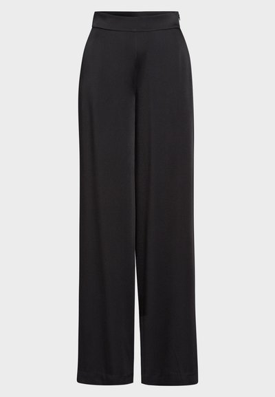 Zwarte wijde broek met een gladde, licht glanzende textuur. Heeft een hoge tailleband en een overall vloeiende silhouette.