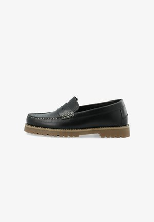 Schwarze Lederloafers mit einem dekorativen Riemen, gestickten Details und einer robusten, tanfarbenen Gummisohle für Halt. Klassisches Design mit glatter Oberfläche.