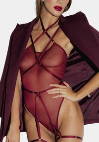 Bordowy przezroczysty bodysuit z satynowymi paskami i złotymi akcentami. Posiada dopasowany krój z przecinającymi się paskami oraz gładką teksturę.