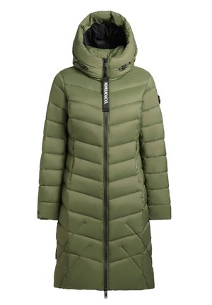 Manteau rembourré vert olive avec un col haut, une fermeture éclair et un motif matelassé diagonal. Il dispose de poches latérales et d'une étiquette de logo à l'avant.