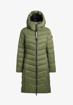 Manteau rembourré vert olive avec un col haut, une fermeture éclair et un motif matelassé diagonal. Il dispose de poches latérales et d'une étiquette de logo à l'avant.