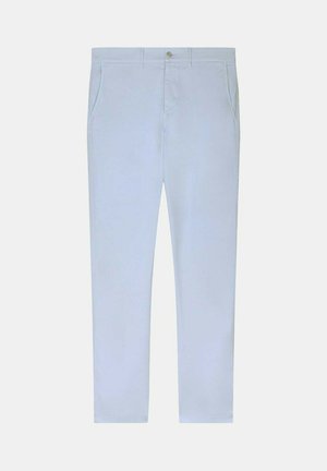 Pantalon slim bleu clair avec poches avant, passants de ceinture et fermeture par bouton à la taille, posé à plat sur un fond blanc.