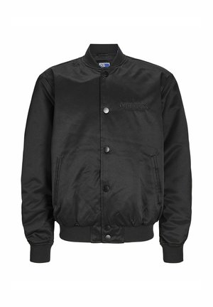 Czarna kurtka bomberka wykonana z gładkiego materiału, z zatrzaskami, ściągaczami przy rękawach oraz dwiema bocznymi kieszeniami. Wyhaftowane logo na klatce piersiowej.