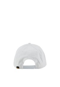 Căciulă albă cu vizieră curbă, închidere ajustabilă tip snapback, cusături plate și un mic etichetă de accent pe spate.
