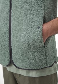 Didriksons VEST UNISEX - Waistcoat - light moss