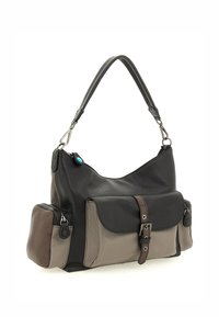 Grande borsa in pelle con un corpo nero testurizzato e dettagli taupe. Presenta una tracolla rimovibile, una tasca frontale con pattina e finiture in argento.