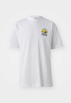 Bela bombažna majica z kratkimi rokavi, okroglim ovratnikom in barvitim vezenim motivom čebele ter besedilom na prsih.