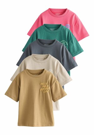 Fem t-shirts stablet lodret: pink, grøn, mørkegrå, creme og tan. Hver har en rund halsudskæring og forskellige trykte tekster i forskellige farver.