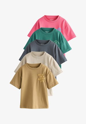Fem t-shirts stablet lodret: pink, grøn, mørkegrå, creme og tan. Hver har en rund halsudskæring og forskellige trykte tekster i forskellige farver.