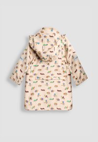 Chubasquero de un color beige claro con capucha, que presenta patrones coloridos de animales e insectos, puños elásticos y un bolsillo trasero. Material impermeable.