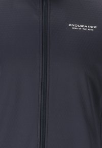 Marinefarbener Reißverschlussjacke, strukturierter Stoff, mit "ENDURANCE"-Logo auf der Brust, standartkragen und zwei seitlichen Nähten.