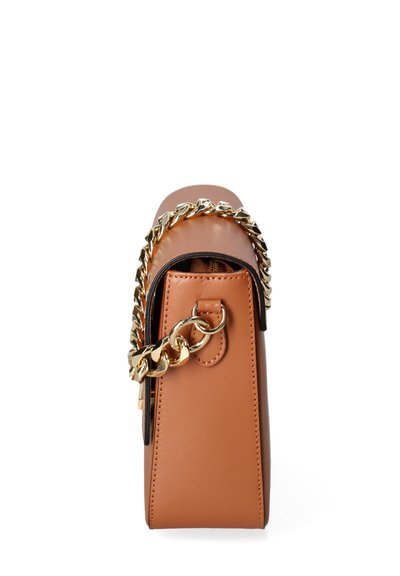 Sac à main en cuir marron avec un design structuré, une anse en chaîne dorée et un dessus sans couture. Il dispose d'une poche latérale et d'une texture lisse.