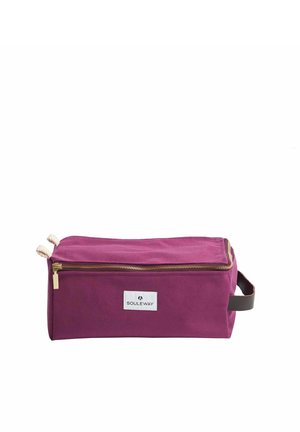 Borsa a pochette in tela viola con cerniera dorata, manico marrone e patch logo bianco sul davanti. Forma rettangolare con superficie texturizzata.