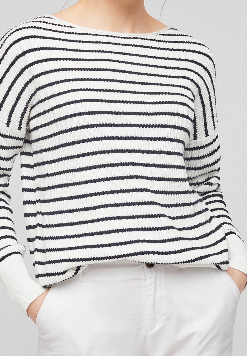 Maglione a righe bianco e navy, con un ampio scollo a barca, texture a coste e una vestibilità leggermente oversize. Materiale in puro cotone.