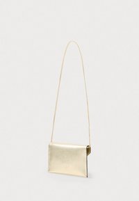 Clutch bag metálica dourada com uma forma retangular slim, apresentando uma alça de corrente e detalhes em relevo na parte frontal. Textura suave, design minimalista.