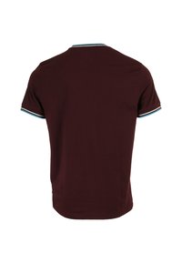 Bordeauxkleurig T-shirt met korte mouwen en een ronde hals; heeft lichtblauwe en witte gestreepte accenten op de mouwen. Gladde katoenmaterialen.