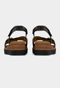 Zwarte lederen sandalen met twee verstelbare bandjes, een voetbed van kurk en een getextureerde zwarte rubberen zool. Achteraanzicht benadrukt het gevoerde hielontwerp.