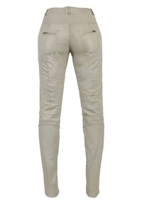 Beige Lederhosen mit einer taillierten Passform, ausgestattet mit Gesäßtaschen und Rippendetails am Bund und an den Knöcheln. Glatte Textur.
