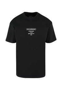 Musta puuvillainen t-paita lyhyillä hihoilla, jossa etupuolella valkoinen teksti "ROCA WEAR," perustettu 1999, New York City, USA.