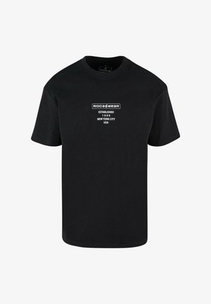 Must mustaga t-särk lühikeste varrukatega, millel on ees valge tekstilogo "ROCA WEAR," asutatud 1999, New York City, USA.