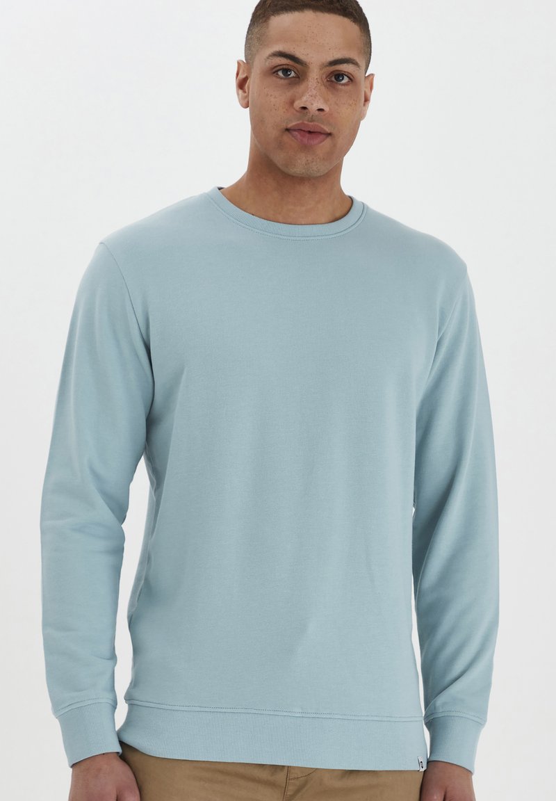 Helles blaues Langarm-Sweatshirt aus weichem Material. Mit Rundhalsausschnitt, gerippten Bündchen und geradem Saum. Einfaches Design, keine Muster.