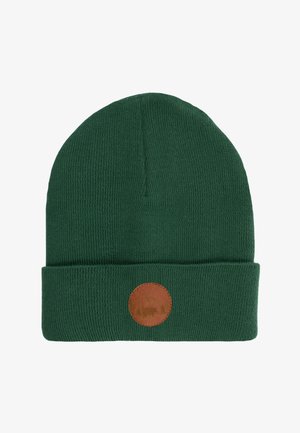 Ciemnozielona wełniana czapka z miękkiego materiału, z podwiniętym brzegiem i brązową skórzaną łatą z logo.