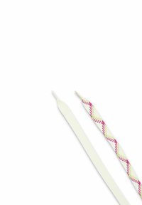 Due lacci delle scarpe: uno in tessuto bianco solido con un design piatto e l'altro a fantasia con rombi verdi e rosa su una base bianca, entrambi con punte appuntite.