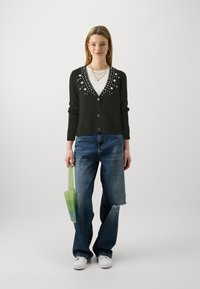 ONLY ONLBRIANNA PEARL V-NECK - Cardigan - black/white