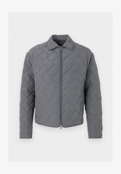 Γκρι μπουφάν με ραμμένη επένδυση, μακριά μανίκια, γιακά και εμπρόσθιο φερμουάρ, παρουσιασμένο σε απλό λευκό φόντο.