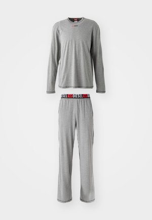 Camiseta gris de manga larga con un pequeño logo y pantalones gris a juego que presentan una cinturilla negra y roja marcada con "DIESEL." Tejido suave y casual.