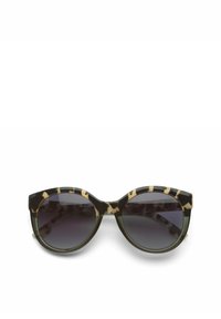 Lunettes de soleil en forme d'yeux de chat avec un motif écaille de tortue noir et beige, des verres dégradés foncés et une monture en plastique brillant.