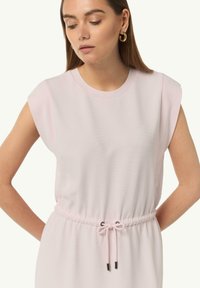 Helles rosa Kleid mit kurzen Ärmeln, rundem Ausschnitt, elastischem Taillenbund und Kordelzugdetails. Weicher Stoff mit subtiler Textur.